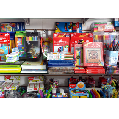 Gran variedad de lápices de colores, crayones y marcadores en todas las marcas
